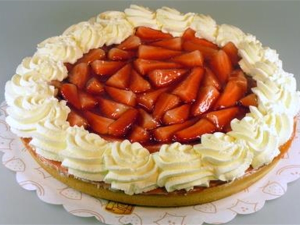 Verse aardbeien vlaai slagroom